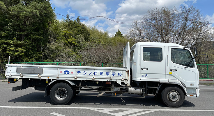 写真：中型自動車