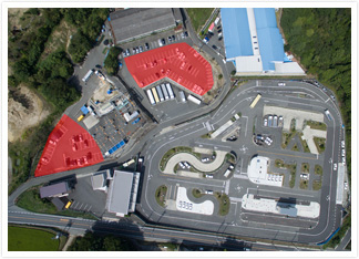 テクノ自動車学校の大型駐車場